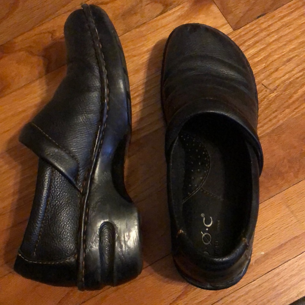 B O C black leather clogs